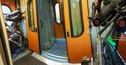 Байки едут в тамбуре экспресса Москва - Ярославль.