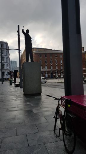 Do not applaud, just throw money. Plot twist, he's a machine!