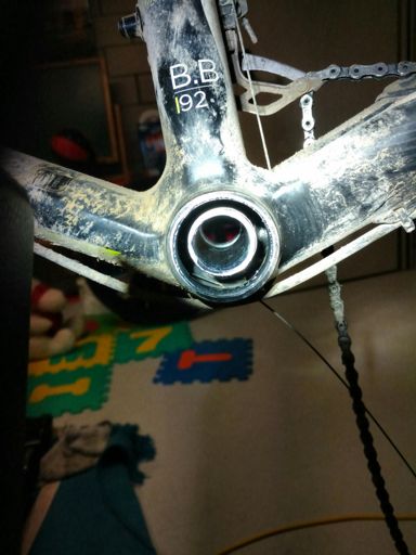 Das neue Schaltkabel habe ich mit Hilfe eines alte und ausgefransten Kabels durch die 1 mm Öffnung gezirkelt