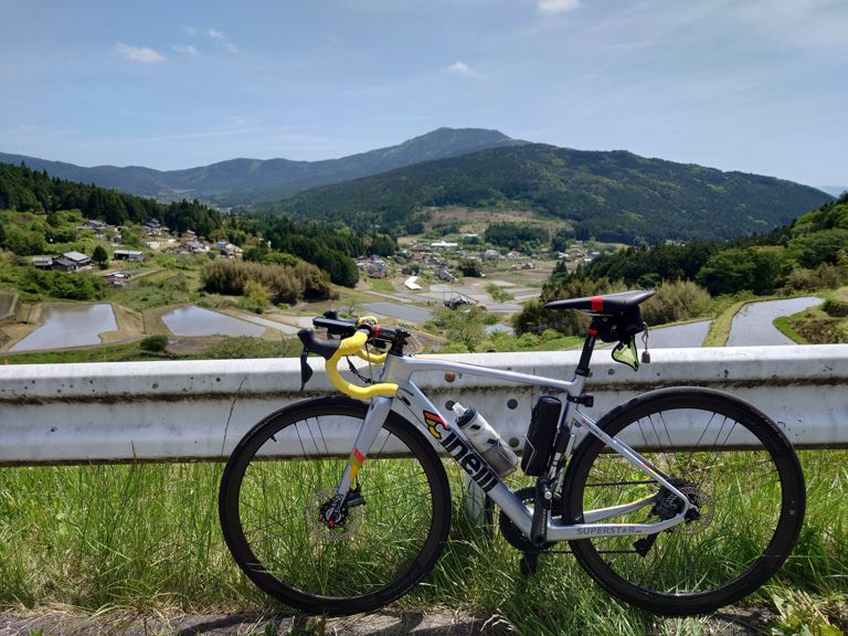 棚田にて。 台形の山が笠置山。