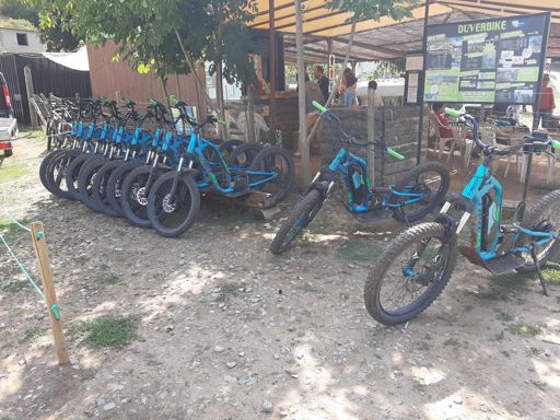 Deux-roues motrices et la batterie en sac à dos. Bridée à 25km/h 😪 mais capable daller a 45 ça doit être fun...