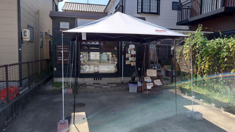 食後に近くのパン屋さん「プティ ボヌール」でパン調達。