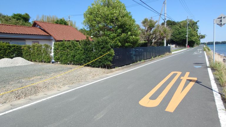 標識、道路標識の位置と風景から推測して、たぶん、なでしこばあちゃん宅のモデル地。