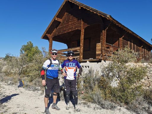 Padre e hijo disfrutando de los últimos días del año en la terreta