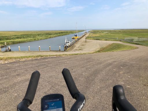 Twee bootjes in haventje Noordpolderzijl