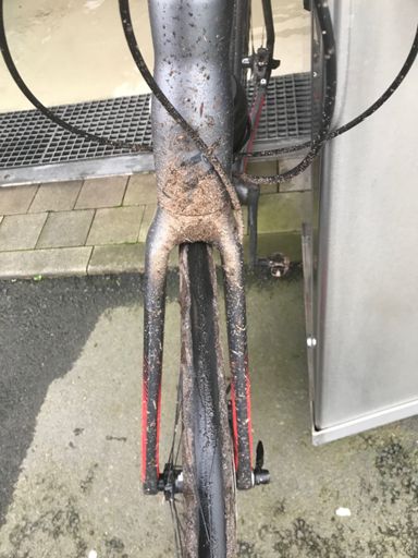 Der Dreck schleift schon am Reifen.