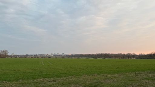 Vom Barnimer Dörferweg aus schweift mein Blick über die Wartenberger Feldmark nach Hohenschönhausen. Geprägt von Wolken ist der Himmel heute. ☁️🌞