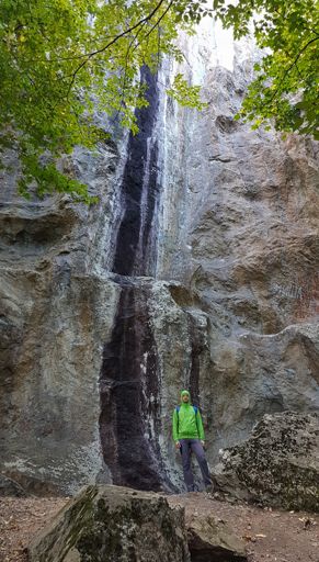 Под Орлиными скалами. Похоже на водопад, но без воды :-)