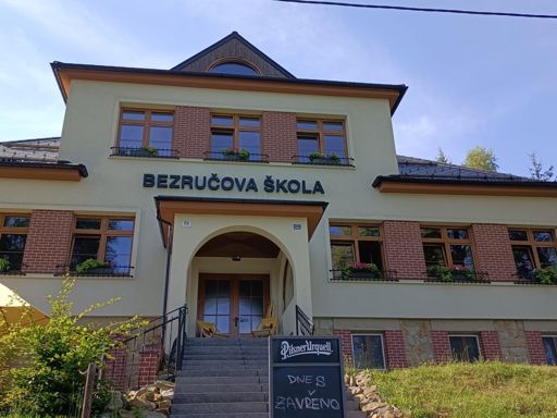 Wakacje, to można do szkoły wstawić beczki z kranikiem ;-)