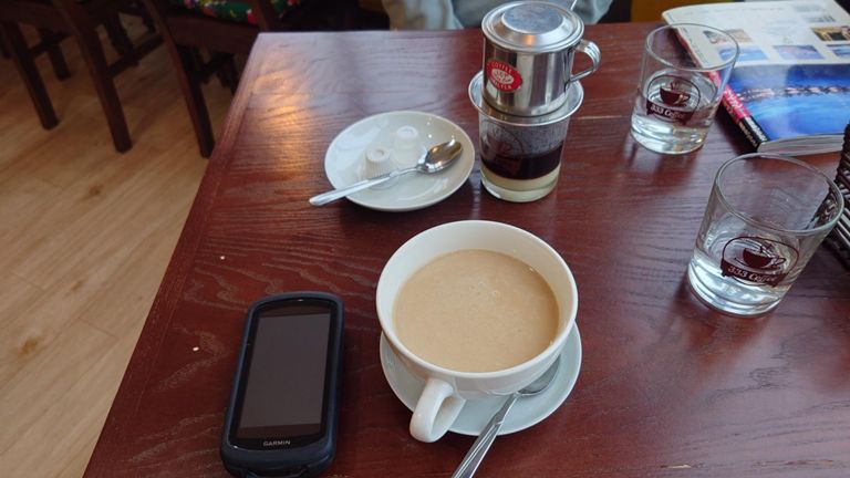 自分はホワイトコーヒーを注文♪　知ってはいたけど、甘～いコーヒーでした。