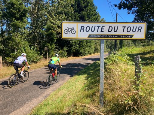 We zaten af en toe op de Route du Tour, maar zonder volgwagens, toeschouwers, of prijzengeld.