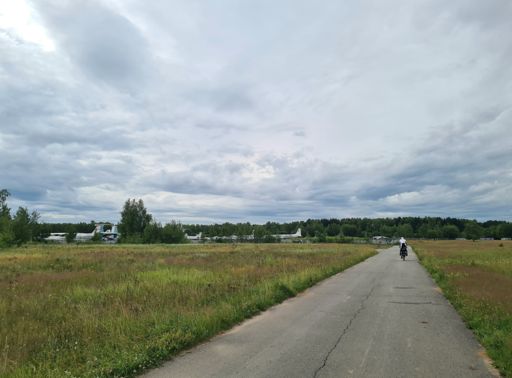 Виден музей ВВС в Монино.