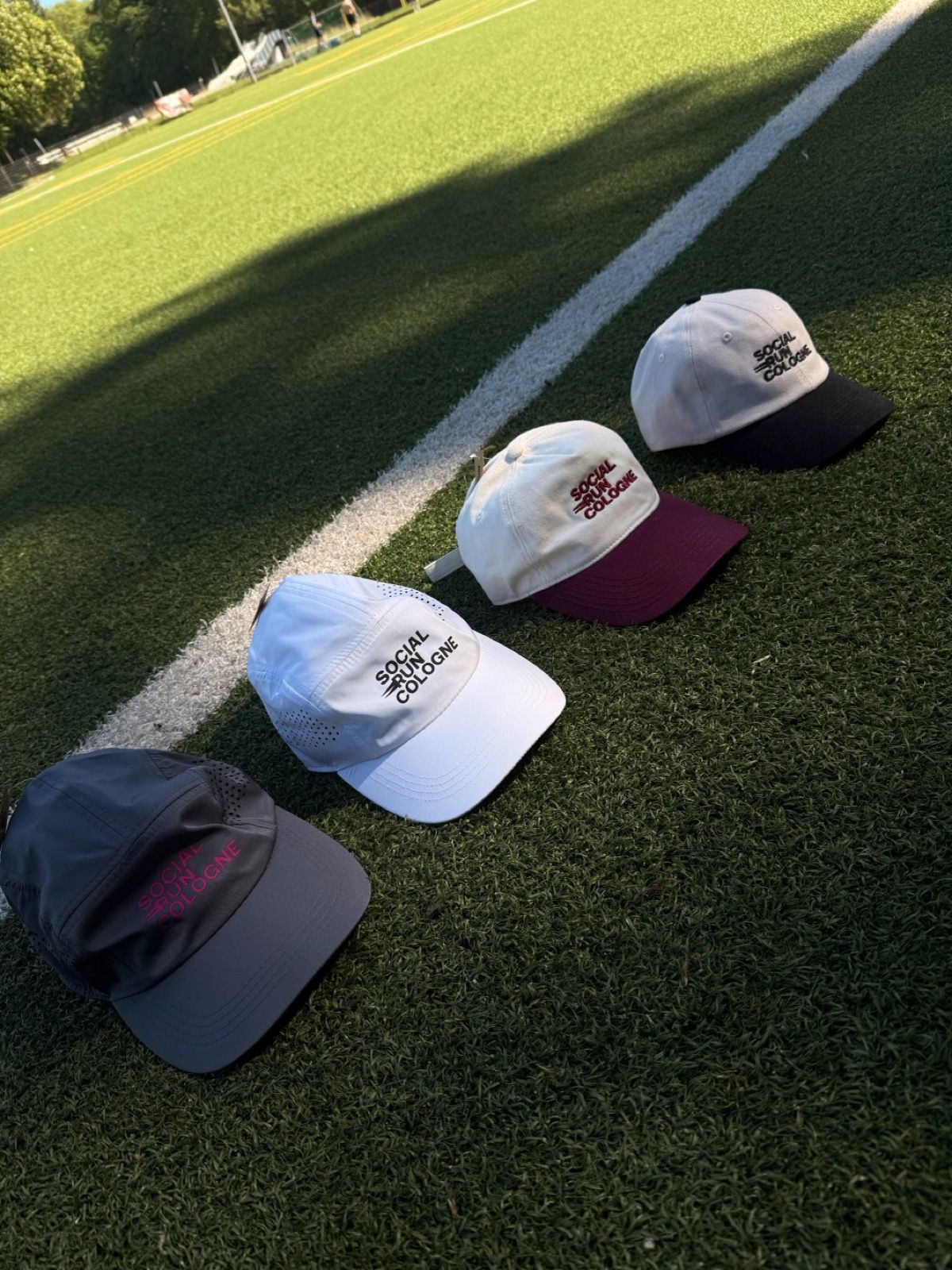 Ab sofort könnt ihr euch eine unserer Social Run Cologne Caps für 25€ (inkl. MwSt) sichern!🤞🏽
Zur Auswahl stehen jeweils zwei Ausführungen einer Lifestyle sowie Running Cap.

Leider haben wir nur eine begrenzte Stückzahl. Deswegen: schnell sein lohnt sich!
First come - first serve 🫡