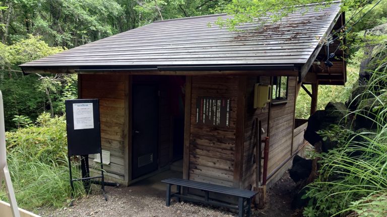 通路から男湯見えるし、