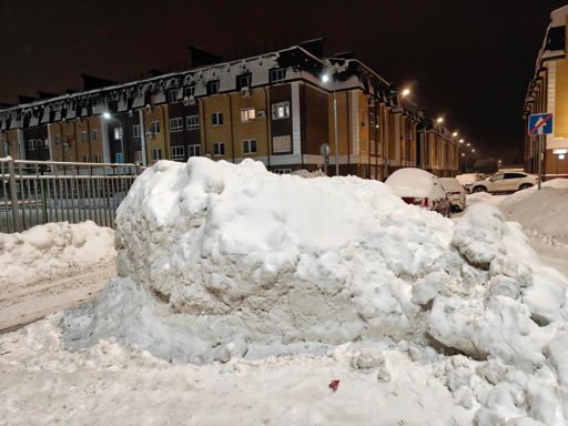 Такие вот кучи снега у нас в ТП, дорога вдоль школы не узнаваема