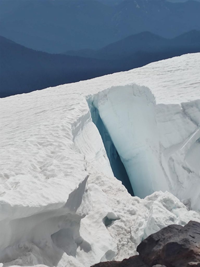 Double-click to expand Mt. Rainier Solo Ski — photo 3