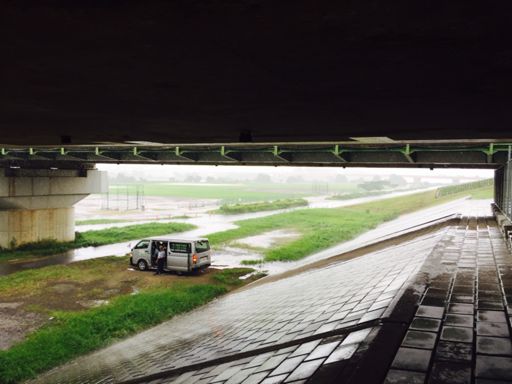 工事の人も雨宿り中…寒いw