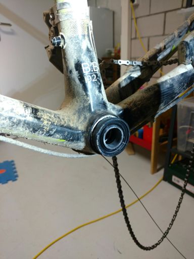 Linke Lagerschale ist gereinigt und gefettet und wieder bereit zum Einbau