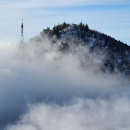 Un petit Donon avec de la neige, du soleil et une mer de nuages SVP