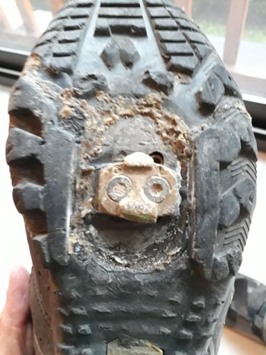 La réparation à la colle forte n'est pas belle à voir mais ça tient pour l'instant.