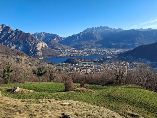 panorama su Lecco e montagne circostanti da San Tomaso