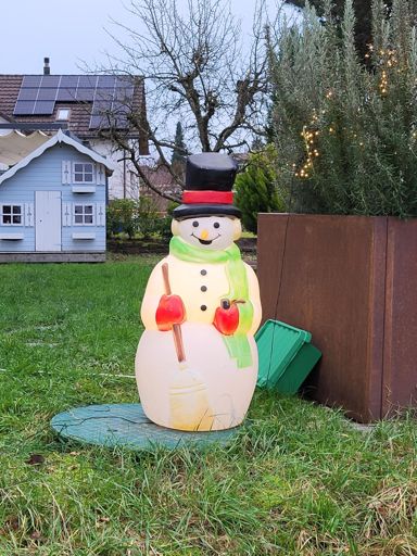 Fröhlicher Schneemann in Würenlos... 😊⛄️ 🧸👍