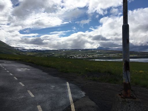 Brekkan hlykkjast upp á heiðarbrúnina.