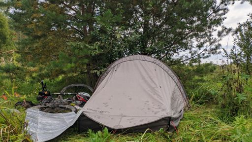 Даже к полудню палатка ещё не обсохла после ночного дождя. Хорошо что не поехал другим берегом, там особо злые грунтовки.