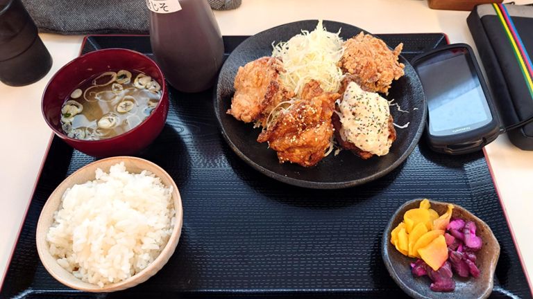 メニュー見てたらあれこも食べたくなり、欲張ってからあげ四天王定食を注文♪