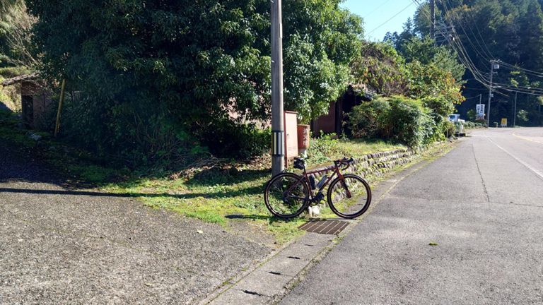 下山したところ。　奥に見える看板はふれあいバザールの入口、左手の坂は一見民家に入っていくように見えて林道につながってた。