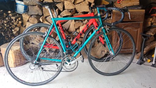 Le drop du vintage est un poil plus agressif, bien que la potence soit au max en hauteur.