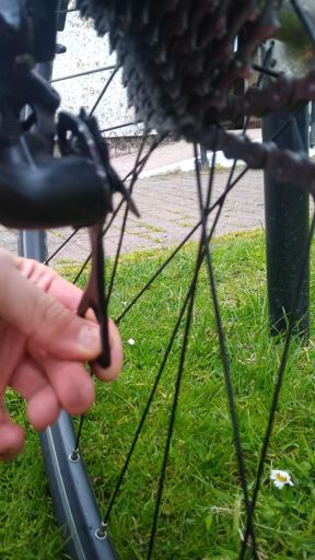 Pretty sure this should have two sides and two cogs on it...