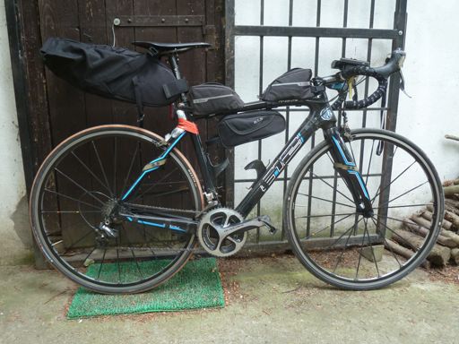 A táskákban lényegében kaja volt. Vittem mindent. Csak vízért álltam meg. (A nyeregtáska még nyitva van, azért ilyen nagy.)