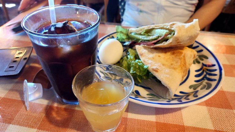 奥様は「ボロニアソーセージとピザ生地パニーノセット」を注文。ドリンク込み650円