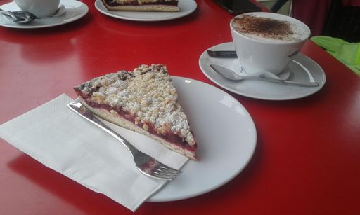 Cappuccino und Kirschstreusel im Cafe Fickinger in Kirn. Danke dafür, Rote Wilde.