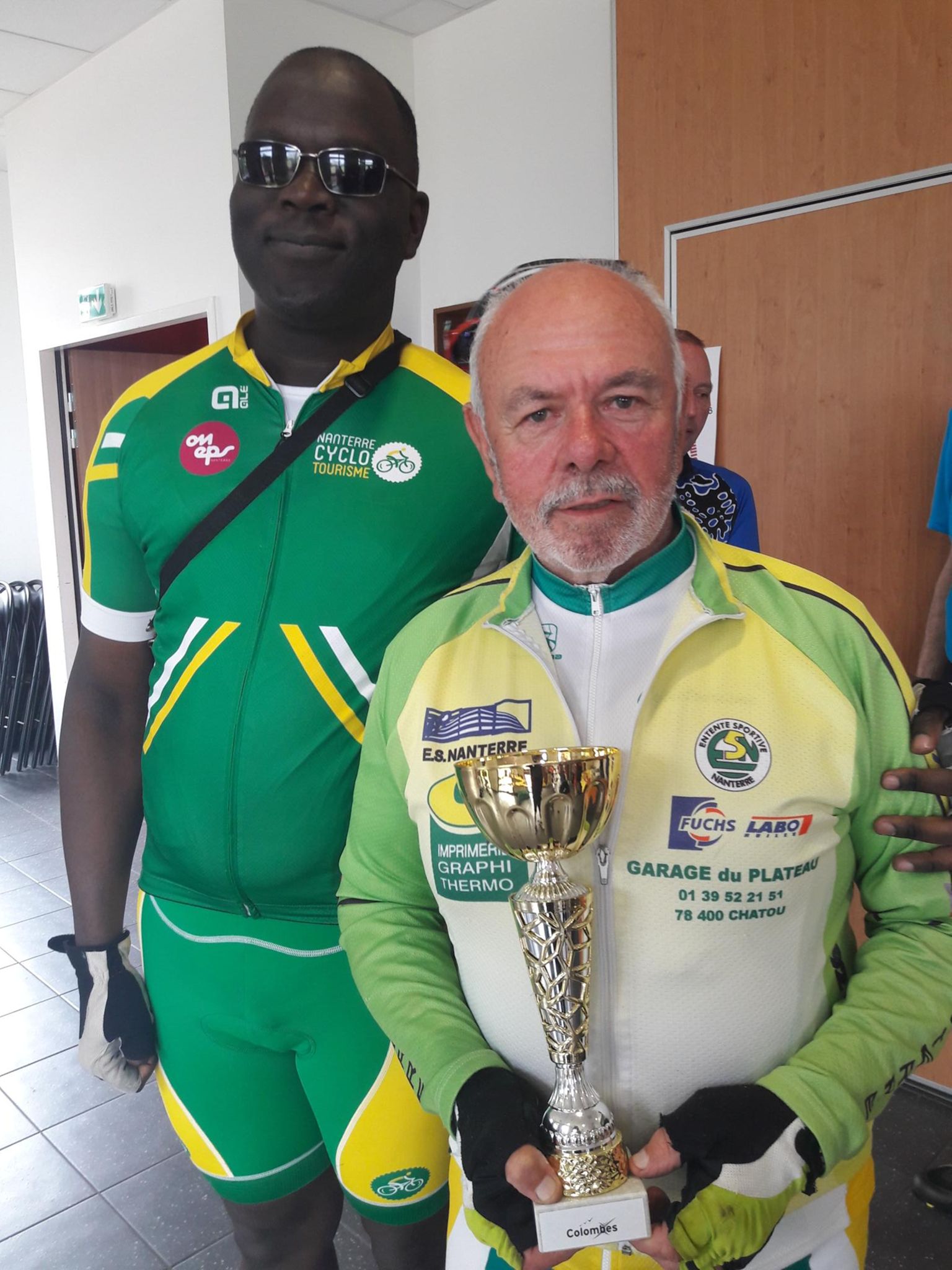 Marc au garde-à-vous et Jean-Louis tenant fièrement notre nouvelle coupe de participation