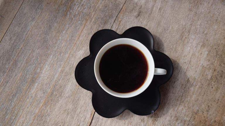 珈琲も注文。Montanaのカップソーサー、上から撮ると花びらになる、