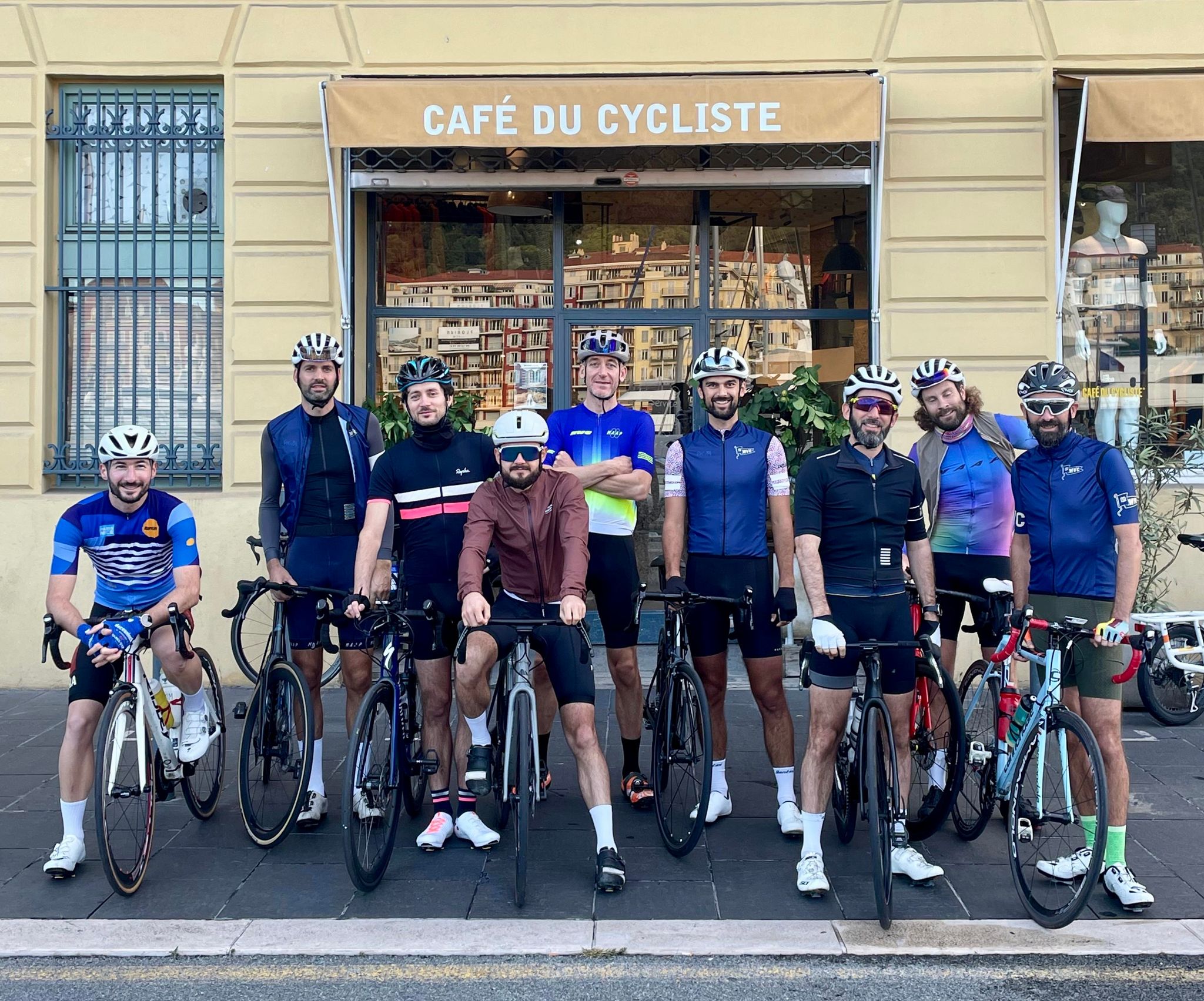 Départ chaque matin du Café du Cycliste, au port de Nice