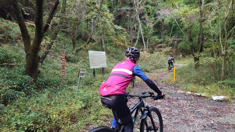 池田町屋グランド近くのちょっとしたダート、逆向きに走るとちょっとだけ景色と雰囲気が良いので好きなところ。