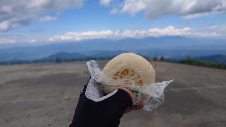 美ヶ原高原に到着。　
ちょっと補給で野沢菜おやきと、