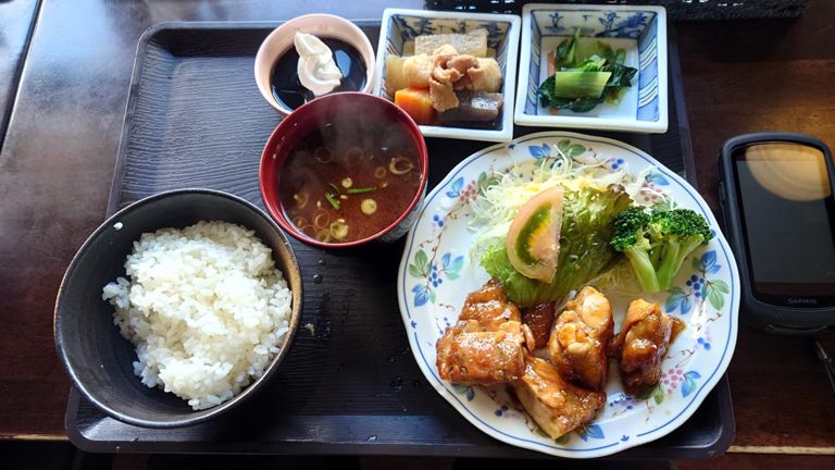 日替わりランチ(鶏の照り焼き)を注文♪　ちなみに今日はカツオのたたきも選べました。　
あ、ごはんはおかわりできるようでした。