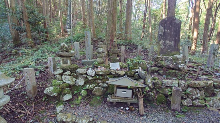 明智光秀のお墓、のぼりが立ってたのでちょっと立ち寄ってみた。