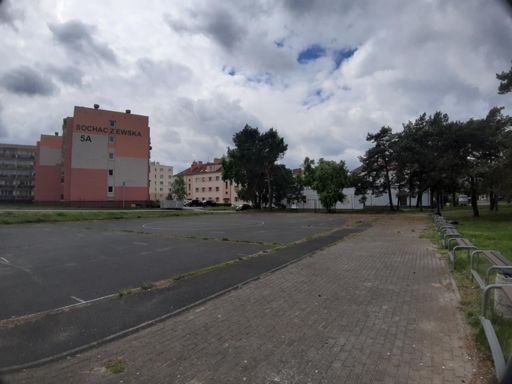 To asfaltowe boisko to dla mnie mocny vibe przełomu lat 90 i 2000 - w podstawówce w klasie 1-3 mieliśmy właśnie takie (tylko bardziej popękane), potem nie mieliśmy w ogóle i chodziliśmy na stadion, sala gimnastyczna (szkoła to tysiąclatka) zaczęła się sypać i ją w panice zamykali i drałowaliśmy przez kilka lat na salę utworzoną w dawnym kościele ewangelickim xD A jak odpuściłem podstawówkę to oczywiście otwarto nową salę 🙃