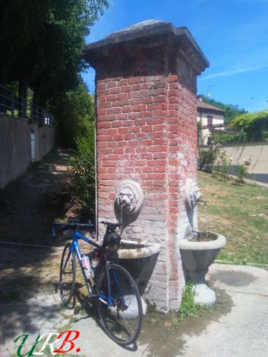 La fontana di sTrevi, salvezza e ristoro di tutti i ciclisti