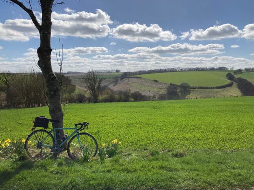 Huggate Road on the descent to  Thixendale 
