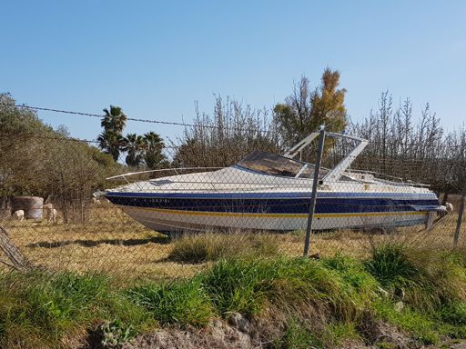 Dieser Kahn hat auch schon lange kein Wasser gesehen.