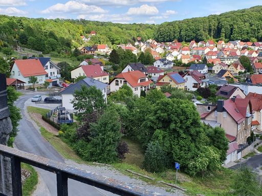 Heyrode im Tal und vom Wald eingebettet,