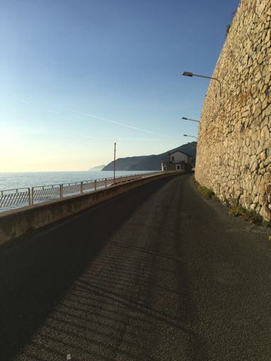 Deiva è davvero un posto selvaggio, poche centinaia di metri di mare e montagne dall’altra parte.