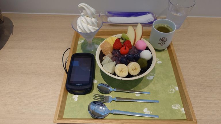 もちろん、お目当てはあんみつ。　おススメのフルーツあんみつ+ソフトクリーム・トッピング♪　