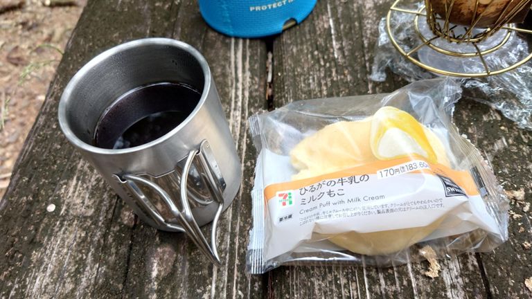 途中のセブンで調達してきた、ひるがの牛乳のミルクもこをお茶請けに、